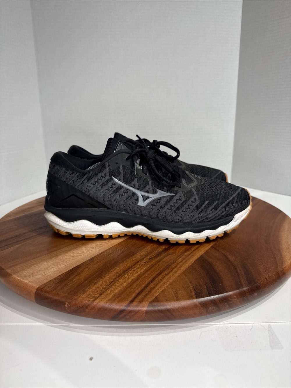 Mizuno Black Athletic Running Shoes with White Midsole